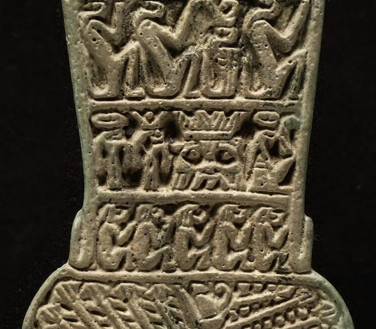 Green glaze menat counterpoise with complex decoration