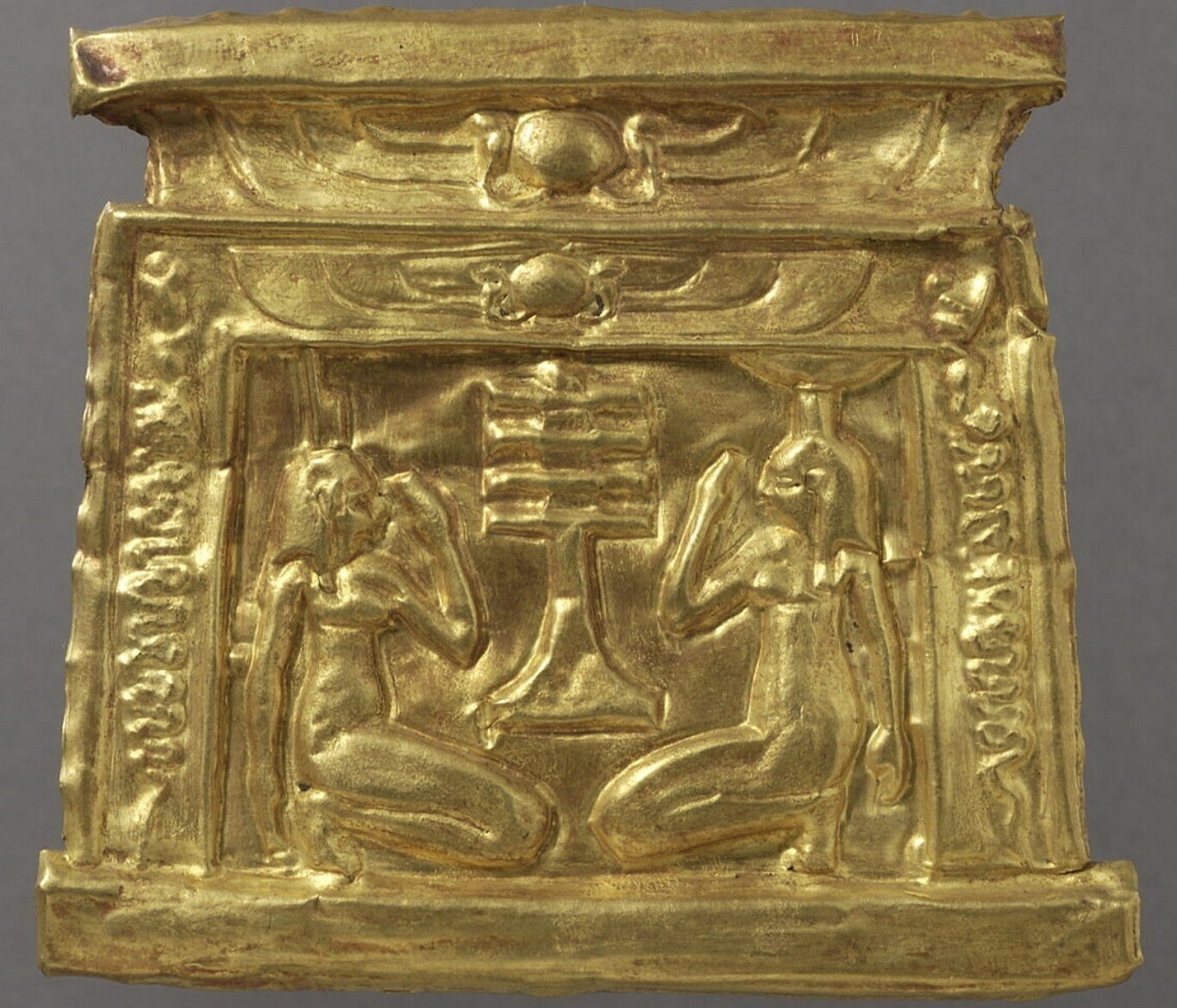 Gold pectoral of Isis and Nephthys mourning Gold pectoral of Isis and Nephthys mourning