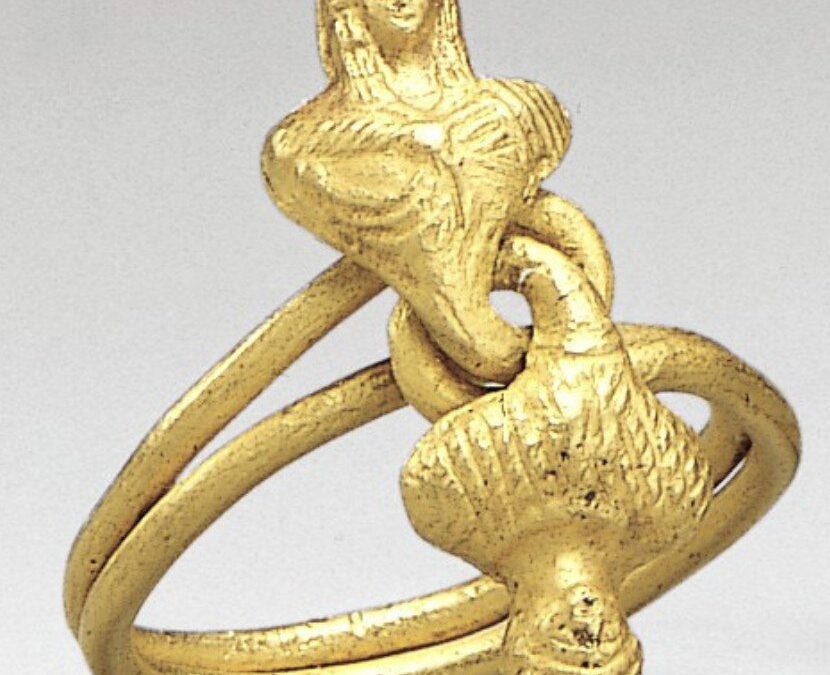 Gold twisted bezel ring of Isis and Osiris