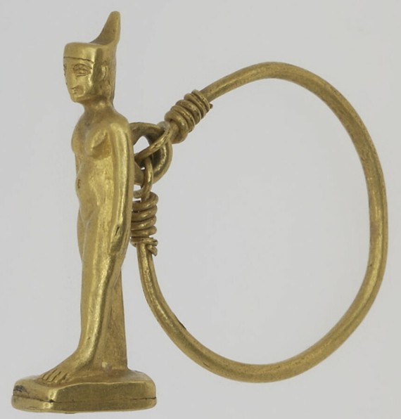 Neith - Gold mounted on a ring Neith - Gold mounted on a ring